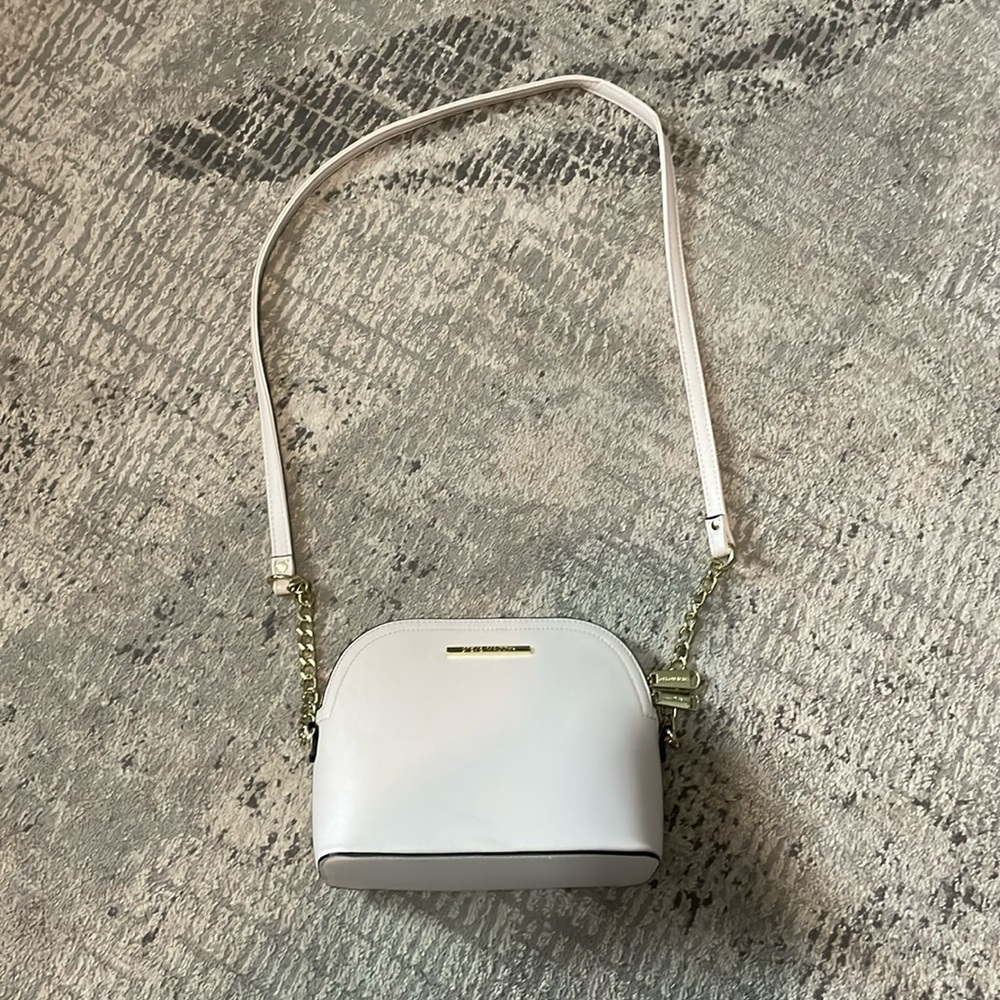 Steve Madden cross body lined purse with chain accent. Excellent used condition